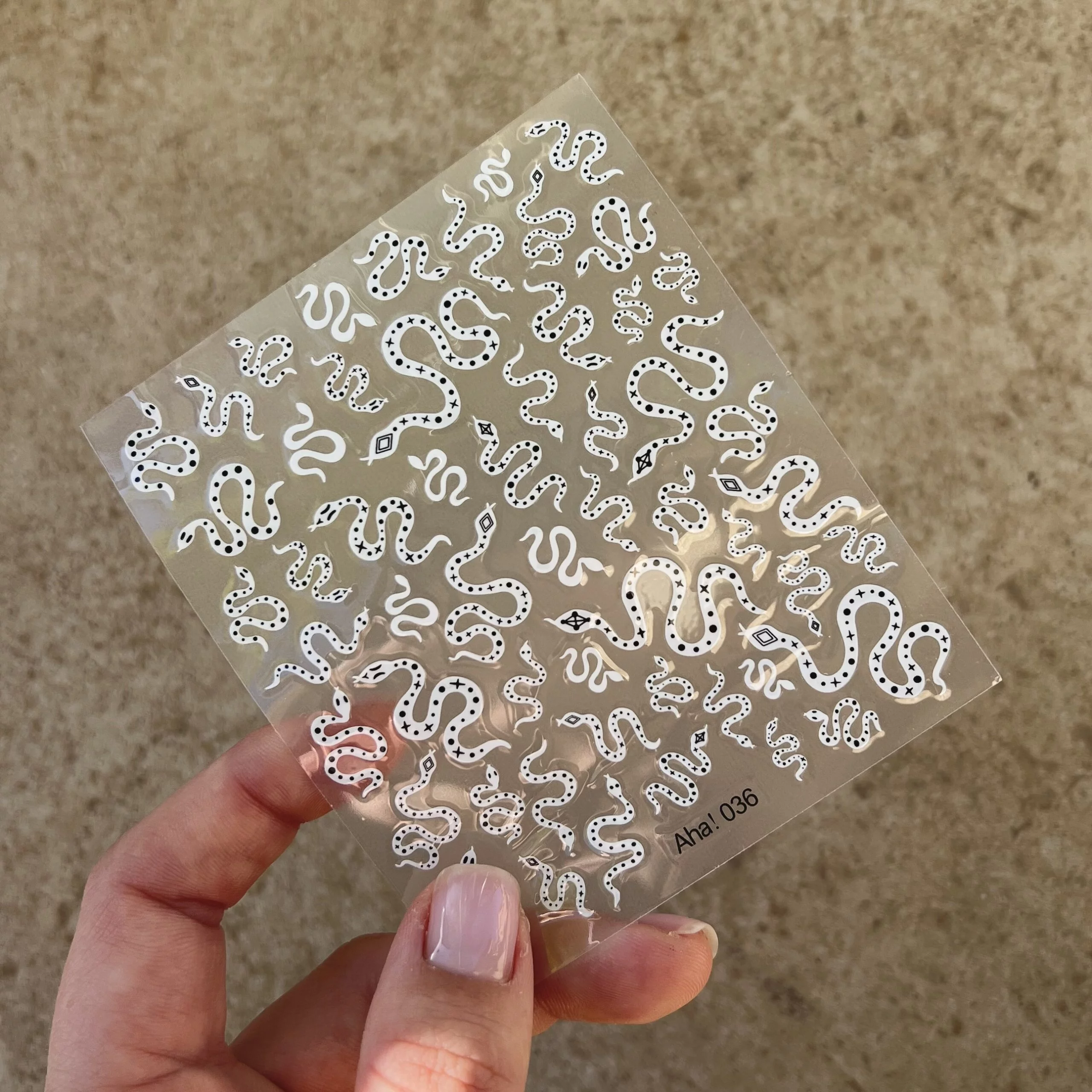 מדבקות סיליקון נחשים לבנים (Aha 036)
