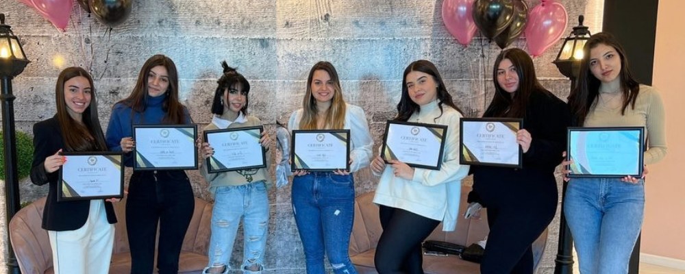 בוגרות עם בלונים ורודים