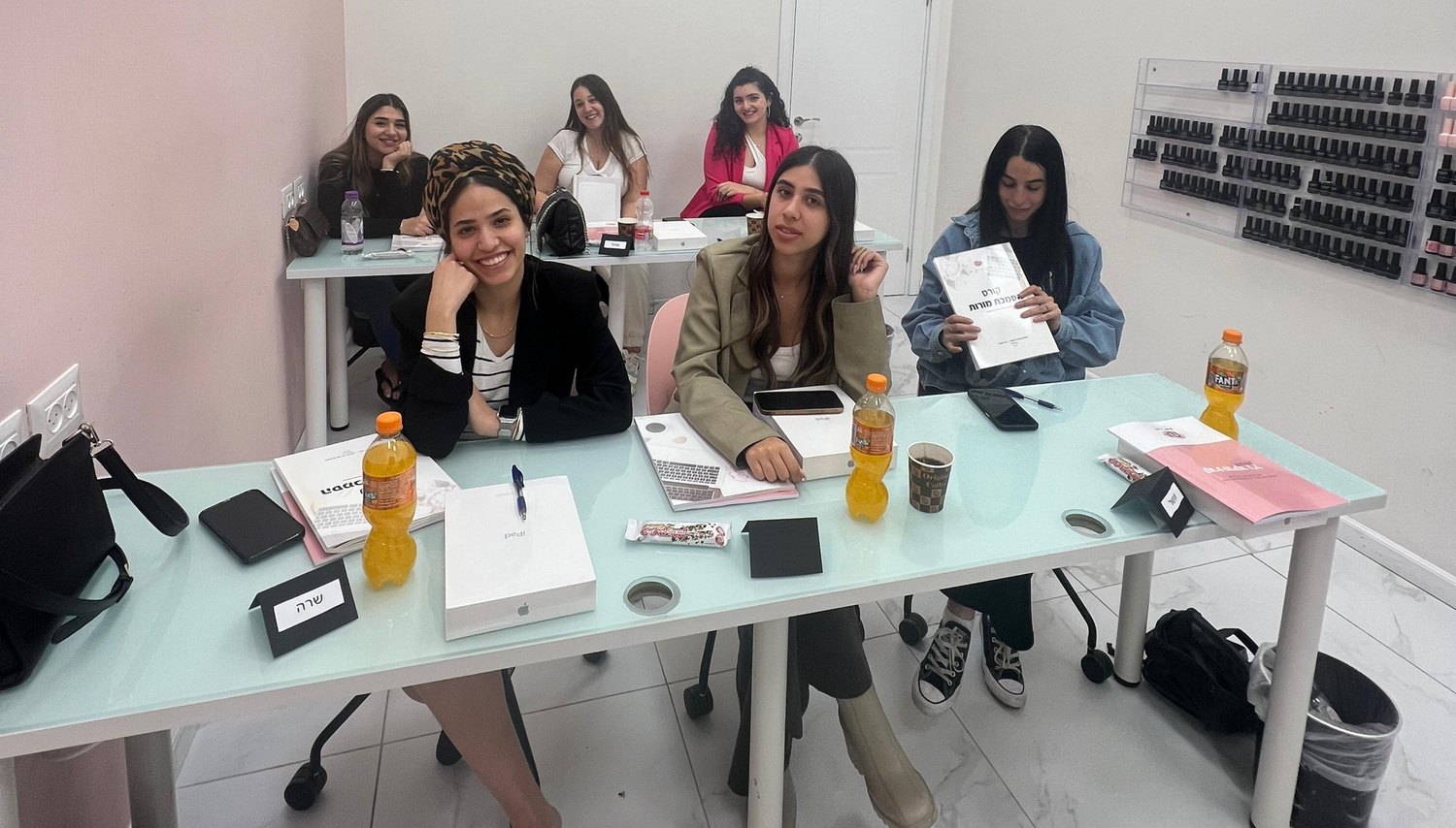 תלמידות קורס המדריכות בכיתה באקדמיה של דידי לק